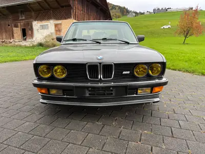 BMW 535 E28 535i — Berline de prestige 1986, moteur 3.4L performant — Detail