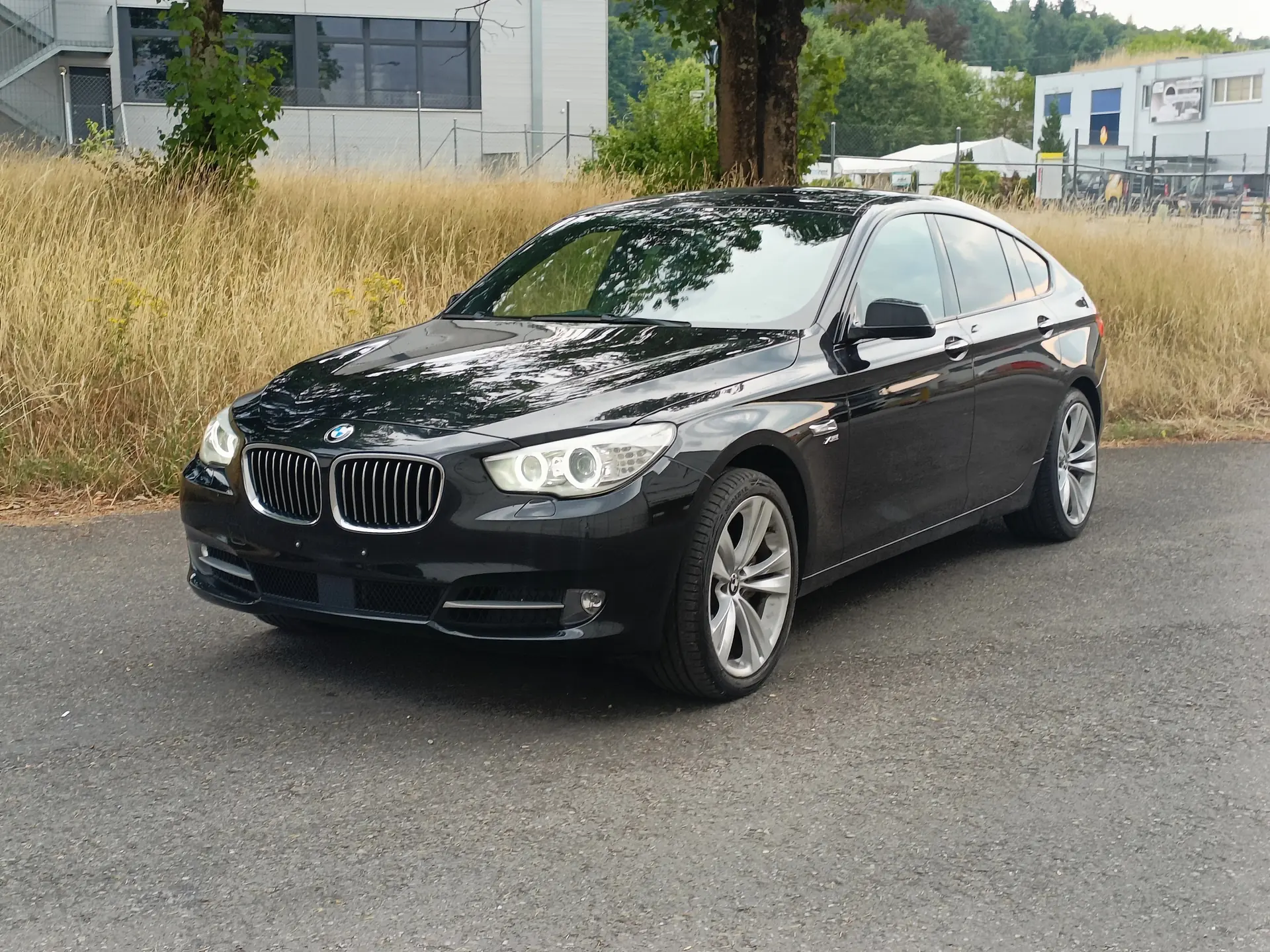 BMW 530 Gran Turismo 530d GT Sport 4x4 — Monospace premium diesel, traction intégrale xDrive — vista esterna