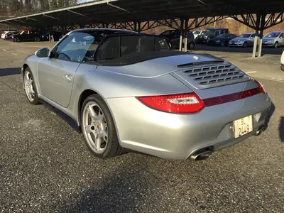 Porsche 911 Cabrio Carrera 4 — Roadster légendaire, moteur 3.6L, transmission manuelle — vista posteriore