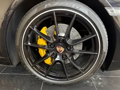 Porsche 911 Carrera 4 GTS Cabrio — Roadster légendaire, moteur 430 ch et seulement 40 000 km — rear view
