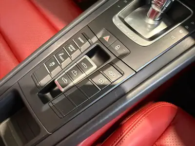 Porsche 911 Carrera 4 GTS Cabrio — Roadster légendaire, moteur 430 ch et seulement 40 000 km — detail