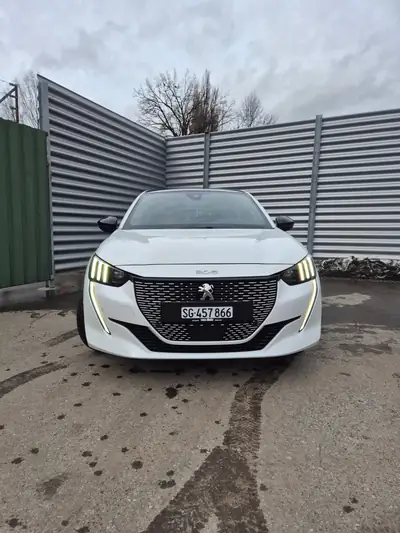 Peugeot 208 Elektrik GT 2023 — Citadine électrique sportive, 53'000 km, équipement premium — side view