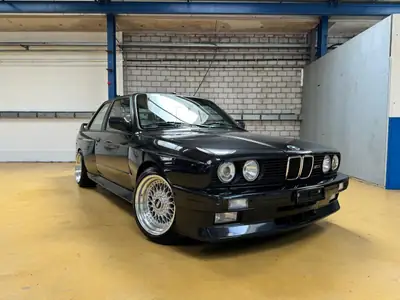 BMW M3 1989 — Berline de collection en état impeccable, 87 900 km — vue extérieure