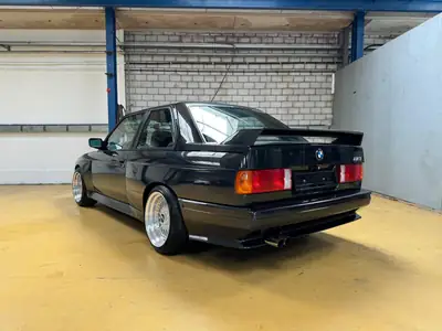 BMW M3 1989 — Berline de collection en état impeccable, 87 900 km — intérieur