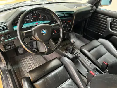 BMW M3 1989 — Berline de collection en état impeccable, 87 900 km — Miniature 9