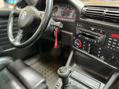 BMW M3 1989 — Berline de collection en état impeccable, 87 900 km — Miniature 13