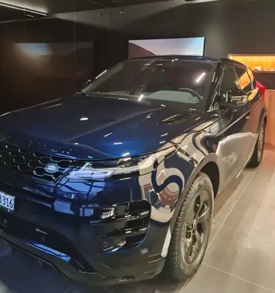Range Rover Evoque P300e R-Dynamic SE — Hybride rechargeable, 76'000 km, design premium — Heckansicht