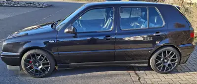 VW Golf 2800 VR6 1996 — Berline sportive essence, moteur V6 légendaire — vista posteriore
