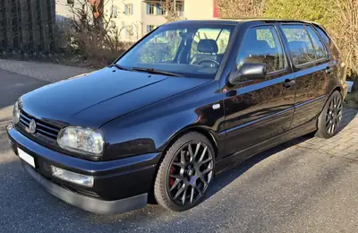 VW Golf 2800 VR6 1996 — Berline sportive essence, moteur V6 légendaire — fianco