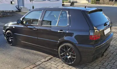 VW Golf 2800 VR6 1996 — Berline sportive essence, moteur V6 légendaire — interni