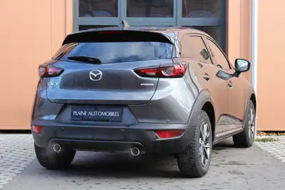 Mazda CX-3 SKYACTIV-G 121 — Compact SUV urbain, tempomat adaptatif et sièges chauffants — tableau de bord