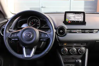Mazda CX-3 SKYACTIV-G 121 — Compact SUV urbain, tempomat adaptatif et sièges chauffants — Miniature 7