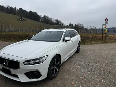 Volvo V90 T8 eAWD R-Design — Berline hybride rechargeable, 67 000 km seulement — vue extérieure