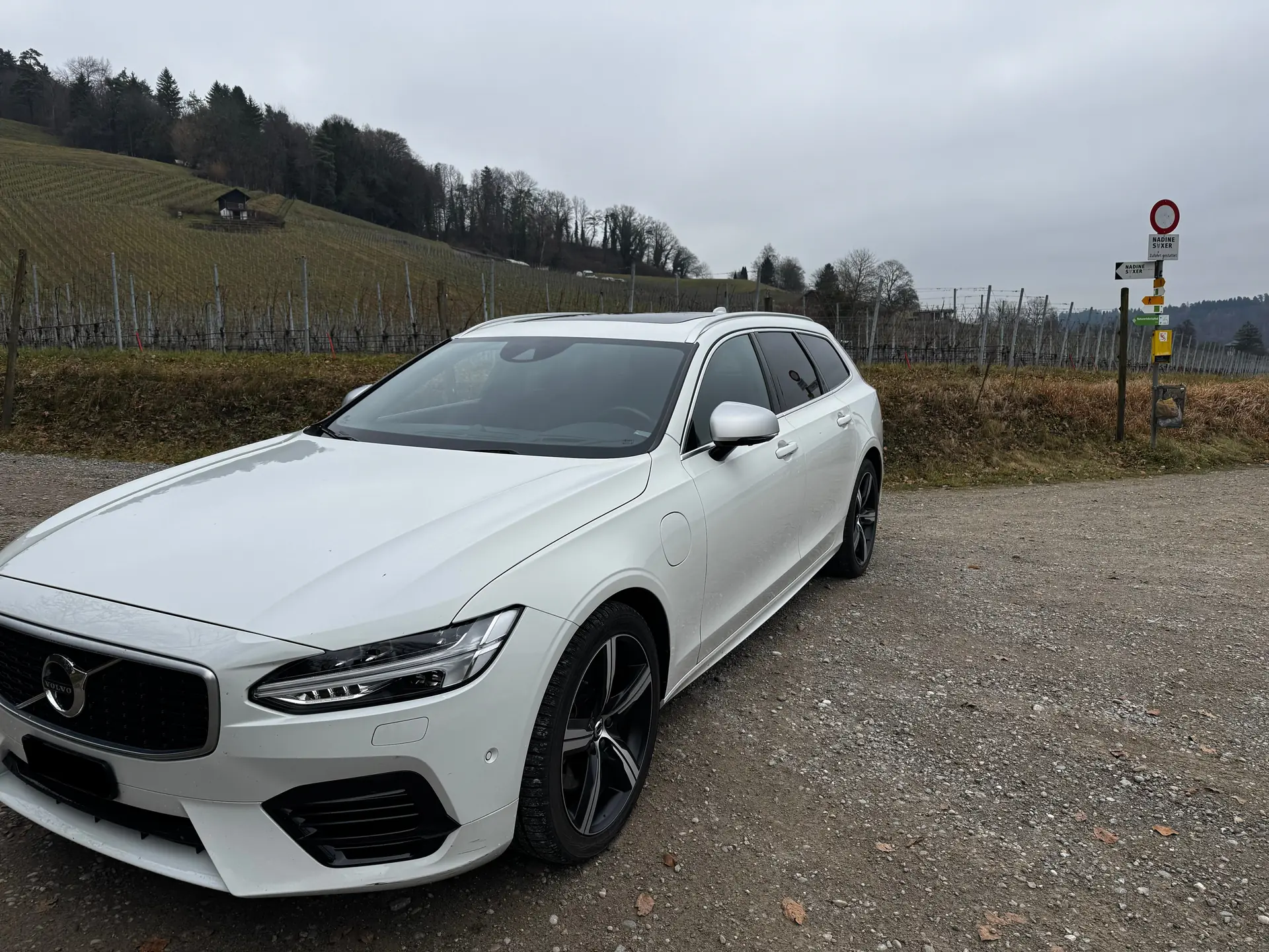 Volvo V90 T8 eAWD R-Design — Berline hybride rechargeable, 67 000 km seulement — vue extérieure