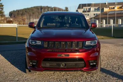 Jeep Grand Cherokee 6.4 V8 HEMI SRT8 — Muscle SUV américain, 468 ch et entretien gratuit — Seitenansicht