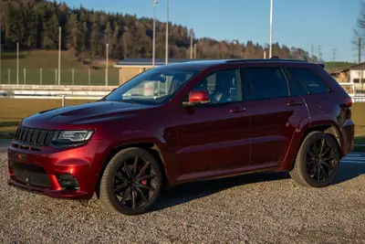 Jeep Grand Cherokee 6.4 V8 HEMI SRT8 — Muscle SUV américain, 468 ch et entretien gratuit — Außenansicht