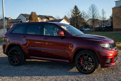 Jeep Grand Cherokee 6.4 V8 HEMI SRT8 — Muscle SUV américain, 468 ch et entretien gratuit — Innenraum