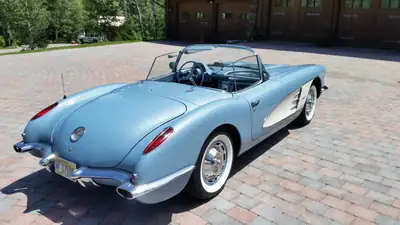 Chevrolet Corvette 1960 — Cabriolet légendaire, seulement 776 km au compteur — côté