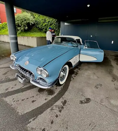 Chevrolet Corvette 1960 — Cabriolet légendaire, seulement 776 km au compteur — intérieur