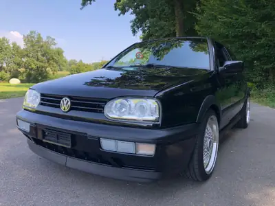 VW Golf 2000 GTI 16V Edition — Sportive des années 90, moteur 150 ch et équipements premium — vista esterna