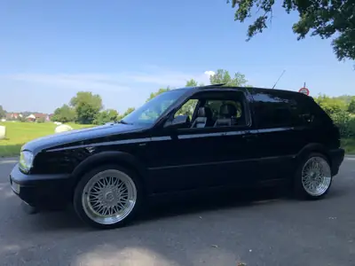VW Golf 2000 GTI 16V Edition — Sportive des années 90, moteur 150 ch et équipements premium — vista posteriore