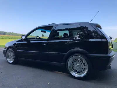 VW Golf 2000 GTI 16V Edition — Sportive des années 90, moteur 150 ch et équipements premium — interni