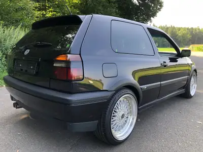 VW Golf 2000 GTI 16V Edition — Sportive des années 90, moteur 150 ch et équipements premium — dettaglio