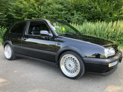 VW Golf 2000 GTI 16V Edition — Sportive des années 90, moteur 150 ch et équipements premium — Miniatura 9