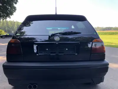 VW Golf 2000 GTI 16V Edition — Sportive des années 90, moteur 150 ch et équipements premium — Miniatura 12
