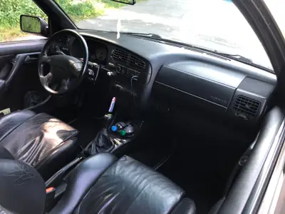 VW Golf 2000 GTI 16V Edition — Sportive des années 90, moteur 150 ch et équipements premium — Miniatura 16