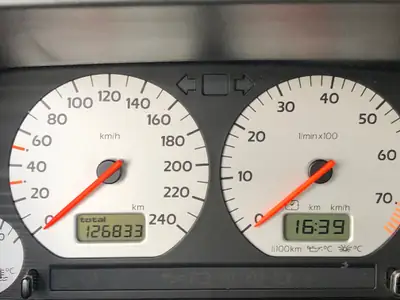 VW Golf 2000 GTI 16V Edition — Sportive des années 90, moteur 150 ch et équipements premium — Miniatura 17
