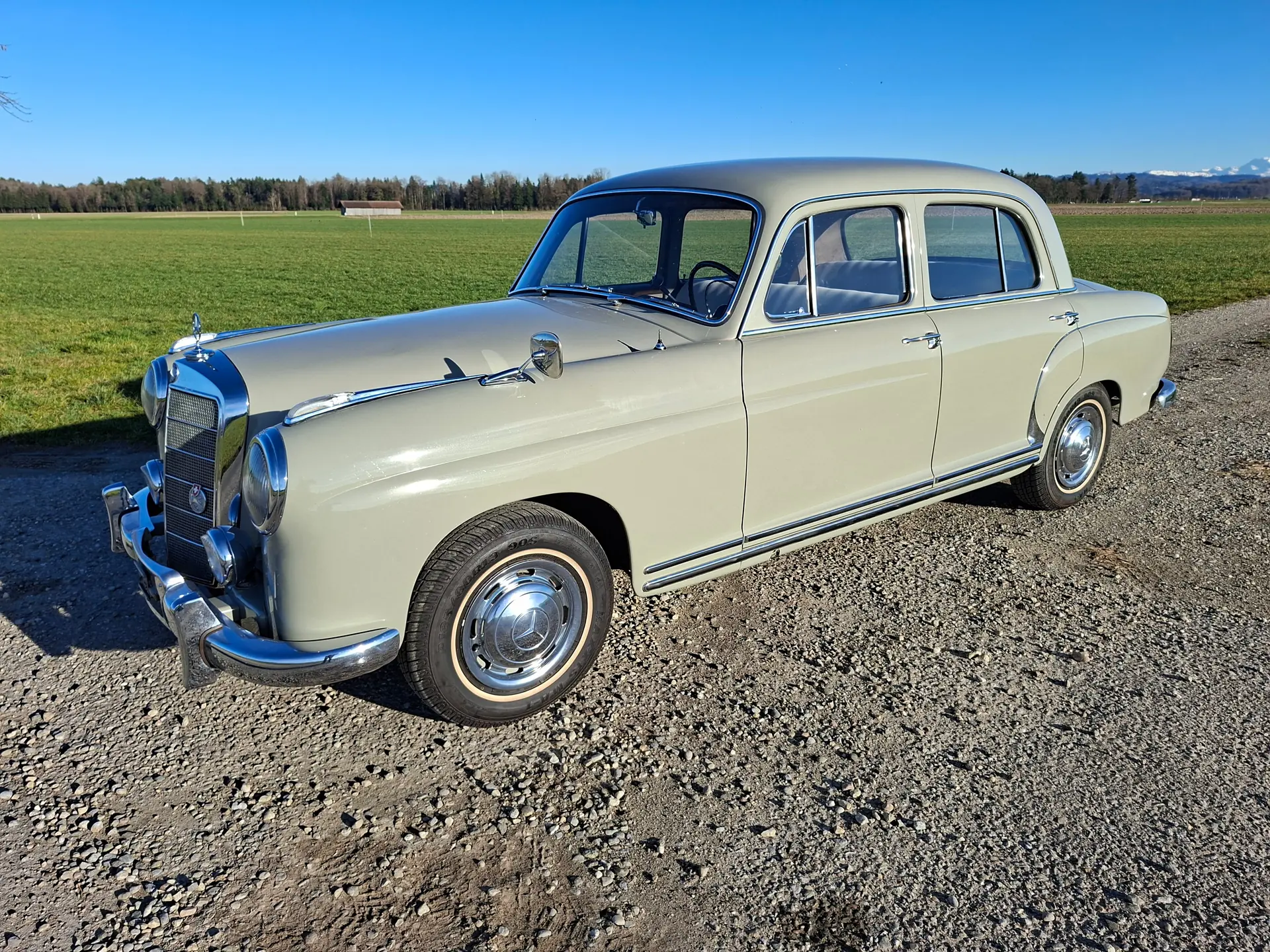 Mercedes-Benz 220 Ponton 1955 — Berline de prestige, 77'000 km, sans accident — vue extérieure