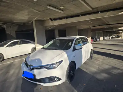 Toyota Auris 1.8 HSD Style — Hybride essence, consommation ultra-économe — Seitenansicht