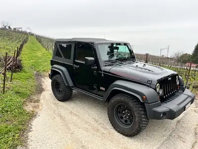 Jeep Wrangler 3.6 Rubicon — Légende 4x4, moteur V6 puissant et intérieur rouge sportif — Seitenansicht