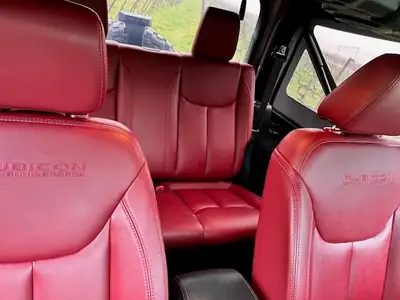 Jeep Wrangler 3.6 Rubicon — Légende 4x4, moteur V6 puissant et intérieur rouge sportif — Heckansicht
