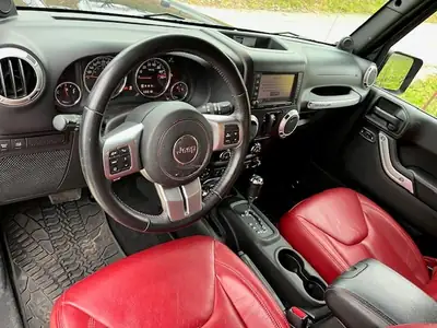 Jeep Wrangler 3.6 Rubicon — Légende 4x4, moteur V6 puissant et intérieur rouge sportif — Innenraum
