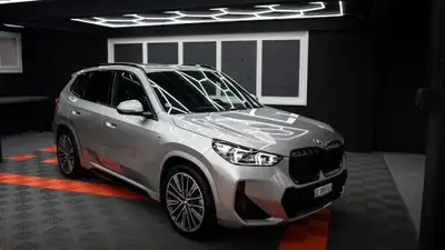 BMW X1 sDrive 20i 48V M Sport Pro 2024 — SUV hybride léger, 17 500 km, garantie BMW — arrière