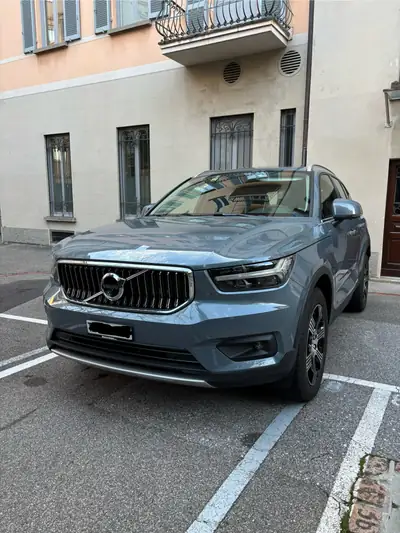 Volvo XC40 B4 Mild Hybrid AWD — SUV compact efficient, 40'000 km seulement — côté