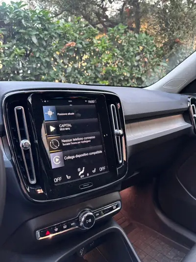 Volvo XC40 B4 Mild Hybrid AWD — SUV compact efficient, 40'000 km seulement — tableau de bord