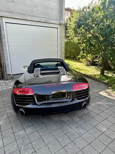 Audi R8 Cabriolet — Supercar décapotable, 430 ch et seulement 35'000 km — vista posteriore