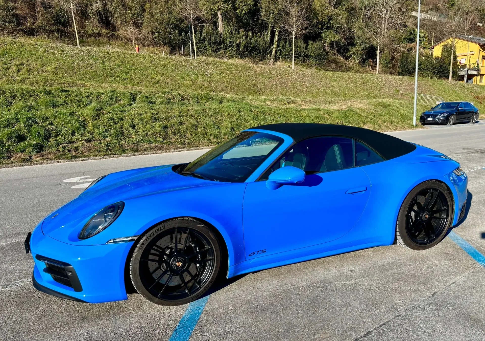 Porsche 911 Carrera 4 GTS Cabriolet — Décapotable sport 480 ch, seulement 21'000 km