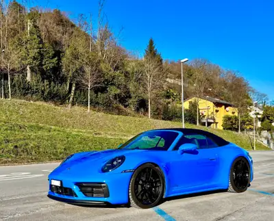 Porsche 911 Carrera 4 GTS Cabriolet — Décapotable sport 480 ch, seulement 21'000 km — côté