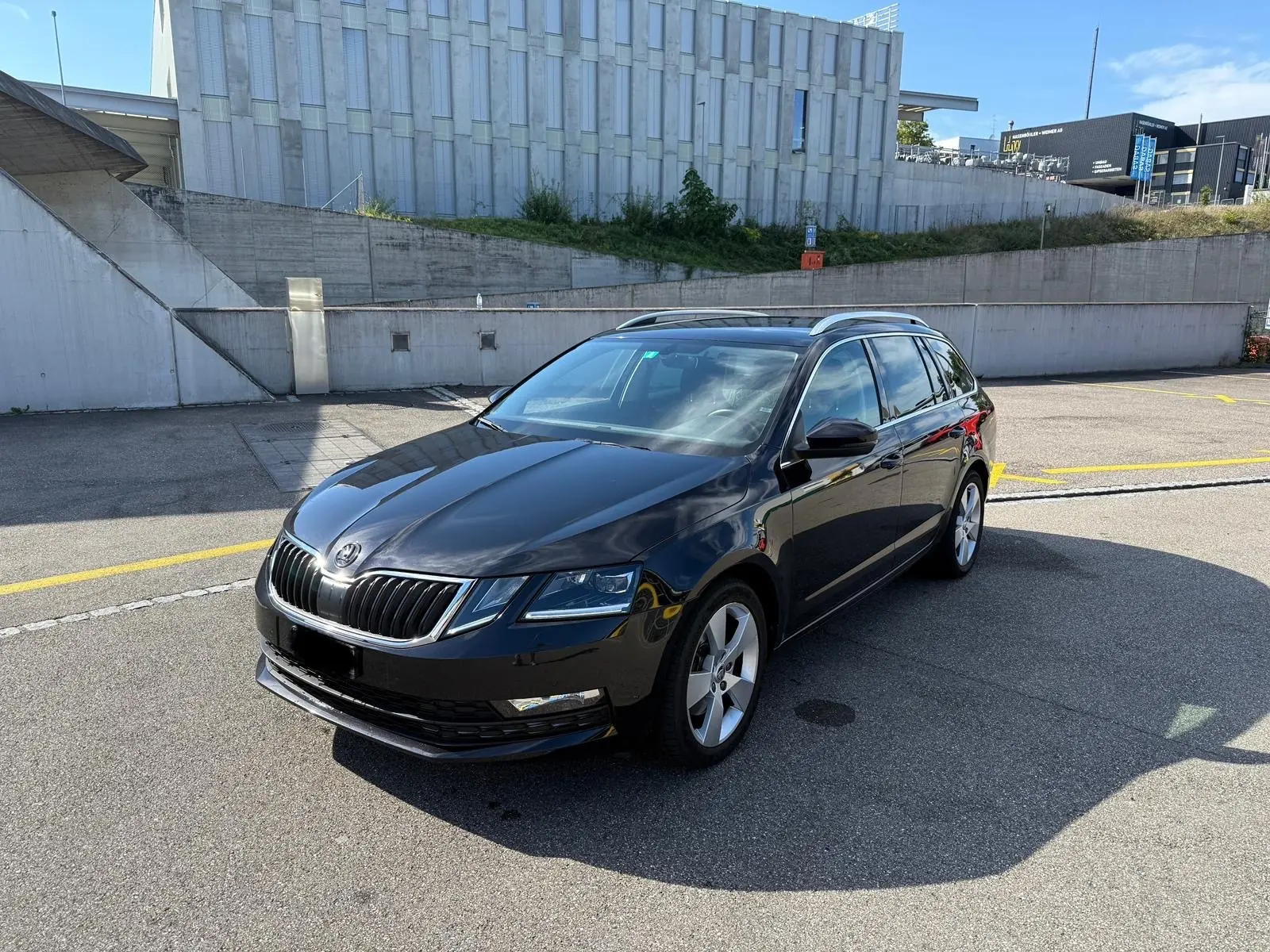 Skoda Octavia Combi 2.0 TSI — Break polyvalent, 190 ch dynamiques, finition Clever — vue extérieure