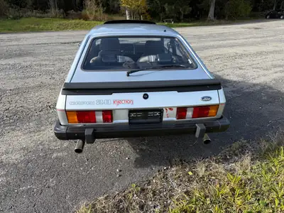 Ford Capri 2,8 — Coupé sportif des années 80, 58'000 km authentiques — Heckansicht