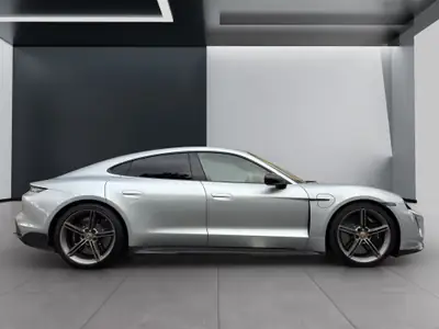 Porsche Taycan Turbo S — Berline électrique haute performance, 20'000 km seulement — rear view