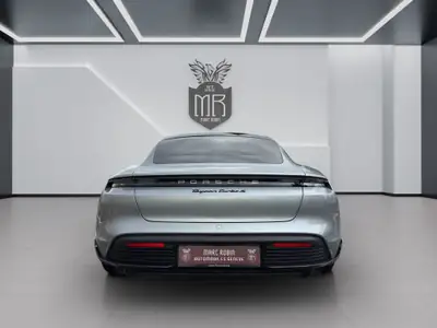 Porsche Taycan Turbo S — Berline électrique haute performance, 20'000 km seulement — dashboard