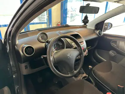 Peugeot 107 1.0 Urban — Citadine économe, 176'000 km, sans sinistre — Miniatur 9