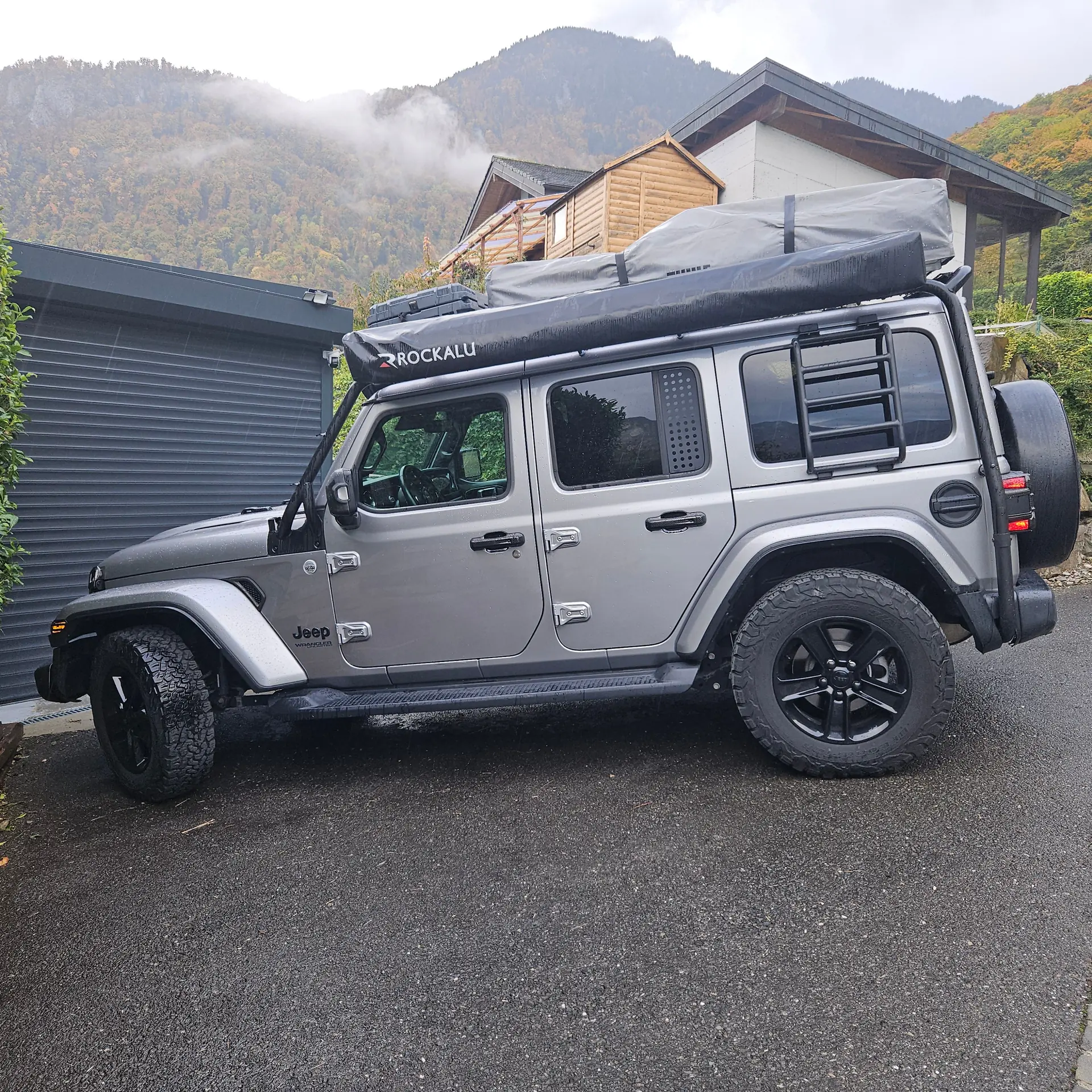 Jeep Wrangler Unlimited Sport — 4x4 aventurier avec tente de toit intégrée
