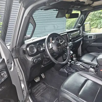 Jeep Wrangler Unlimited Sport — 4x4 aventurier avec tente de toit intégrée — Heckansicht
