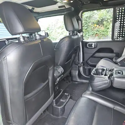 Jeep Wrangler Unlimited Sport — 4x4 aventurier avec tente de toit intégrée — Innenraum